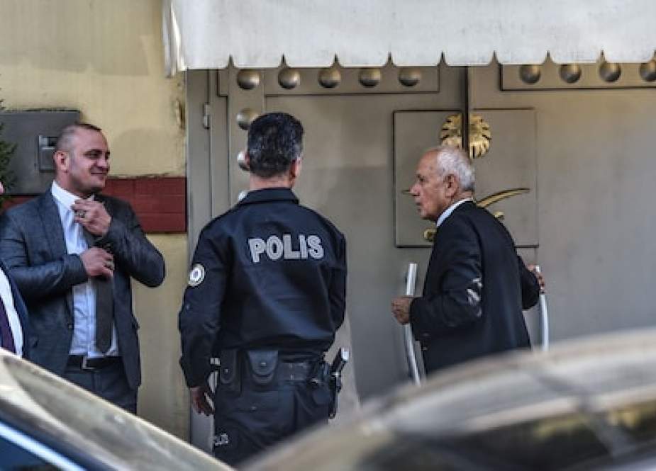 Turkish police near gate of Saudi consulate of Istanbul.jpeg