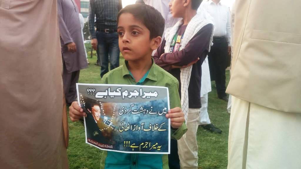 لاہور، لبرٹی چوک میں سول سوسائٹی کا فیصل رضا عابدی کی رہائی کیلئے مظاہرہ