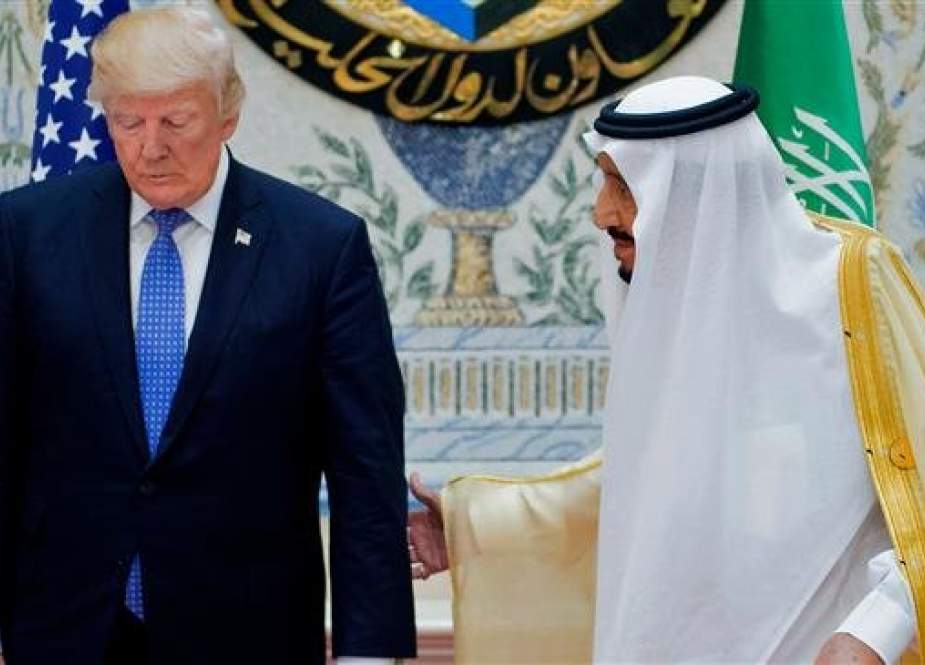 Saudi King Salman (R) greets US President Donald Trump during his maiden trip to Riyadh on May 21, 2017. (Photo by AFP)