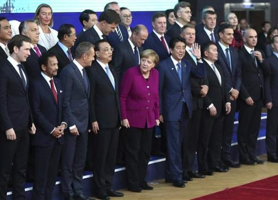 European Union and Asian leaders pose for a group photo during an ASEM summit in Brussels on October 19, 2018. (Photo by AP)