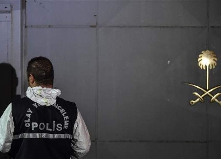 A Turkish forensic police officer waits as he carries a box at the Saudi Arabian consulate on October 17, 2018 in Istanbul. (Photo by AFP)