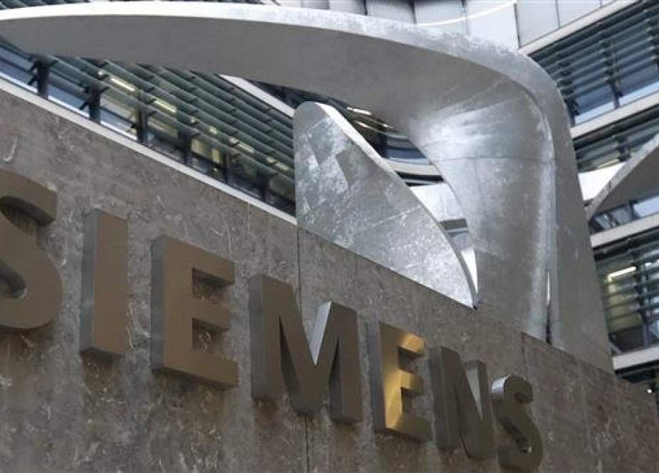 This photo taken on November 9, 2017 shows the logo of German industrial conglomerate Siemens in front of its headquarters in Munich, Germany. (By AP)