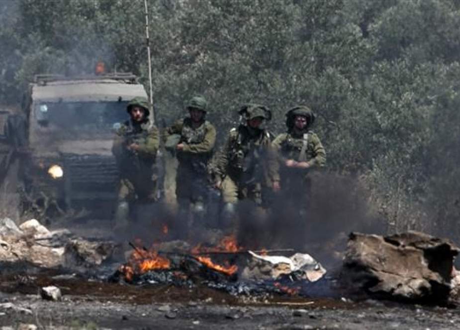 Israeli soldiers take position