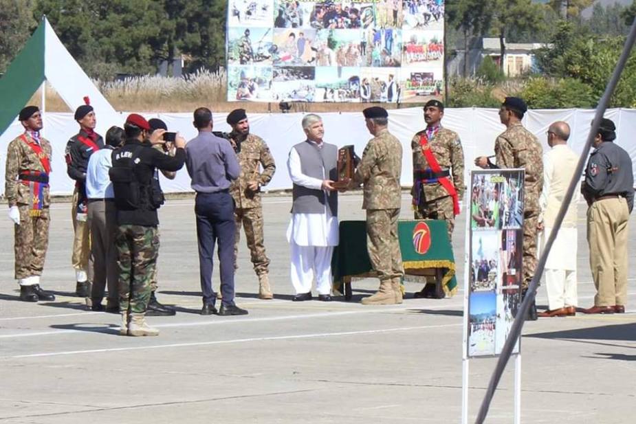 سوات میں کانجو ایئرپورٹ پر پاک فوج کیجانب سے اختیارات حوالے کرنیکی تقریب کے مناظر
