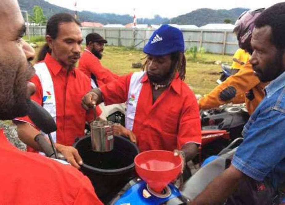 Warga Papua mengisi bahan bakar. (pegbintangkab.go.id)