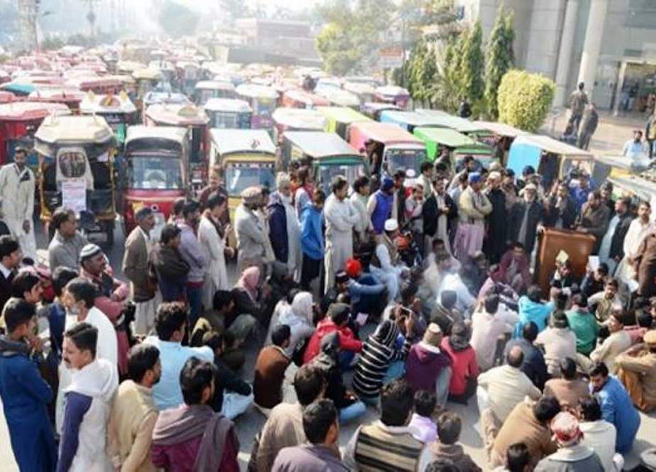 لاہور، چیف ٹریفک آفیسر نے بندر کیوں کہا، رکشہ ڈرائیورز نے احتجاجاً چوک بلاک کر دیا