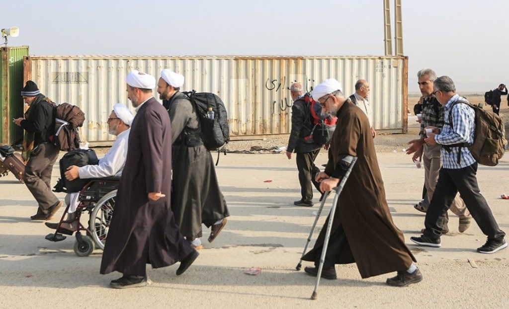 زائرین امام حسین علیہ السلام ایران سے عراق میں داخل ہوتے ہوئے