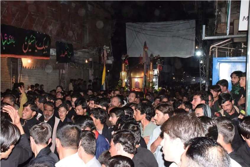 پاراچنار، عزادار شب چہلم شہدائے کربلا کے موقع پر مرکزی ماتمی جلوس میں شرکت کرتے ہوئے