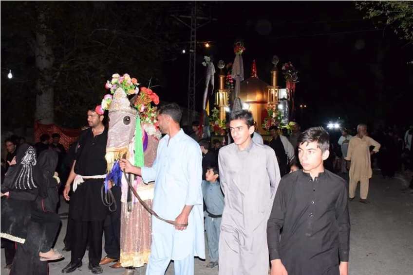 پاراچنار، عزادار شب چہلم شہدائے کربلا کے موقع پر مرکزی ماتمی جلوس میں شرکت کرتے ہوئے