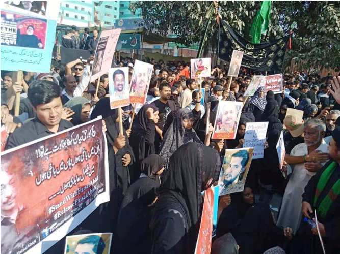 شیعہ مسنگ پرسنز کے اہلخانہ کی جانب سے کراچی میں چہلم امام حسین (ع) کے مرکزی جلوس میں احتجاجی دھرنا