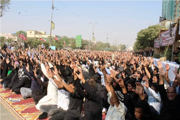 کراچی، چہلم امام حسین (ع) کے مرکزی جلوس میں آئی ایس او کے تحت نماز ظہرین کا انتظام کیا گیا