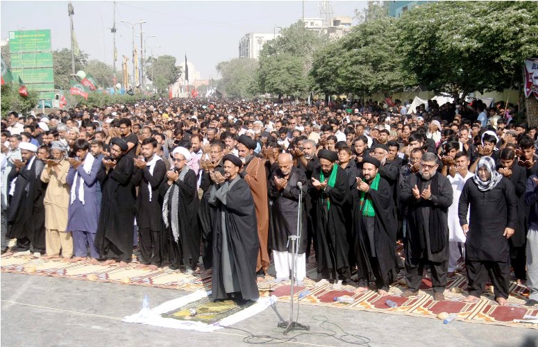 کراچی، چہلم امام حسین (ع) کے مرکزی جلوس میں آئی ایس او کے تحت نماز ظہرین کا انتظام کیا گیا