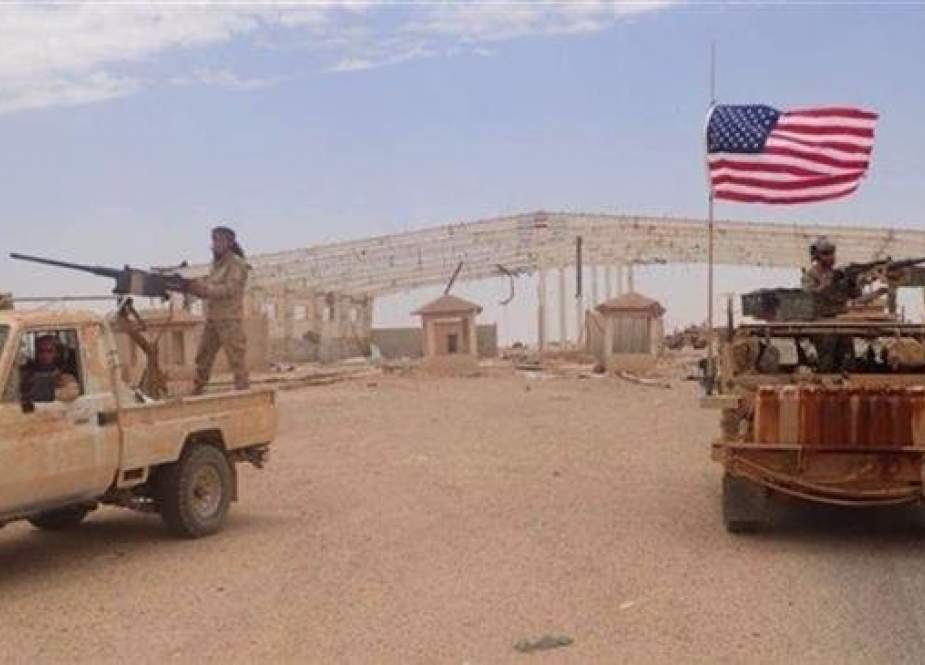 US-backed Takfiri militant next to an American soldier at al-Tanf, between Iraq and Syria border.jpg