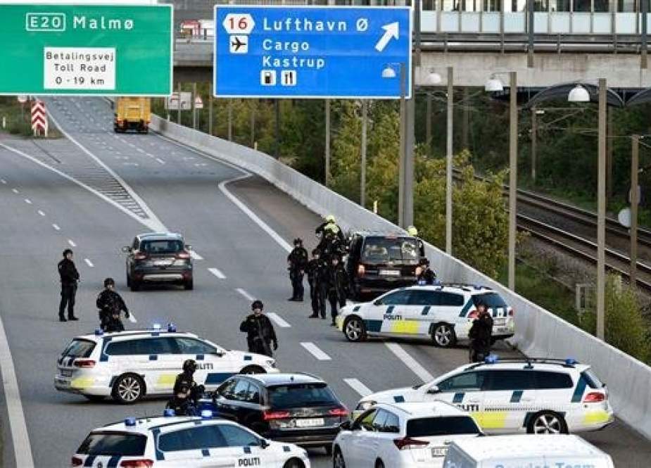 Police vehicles block the street leading to the Oeresund Bridge near Copenhagen.jpg
