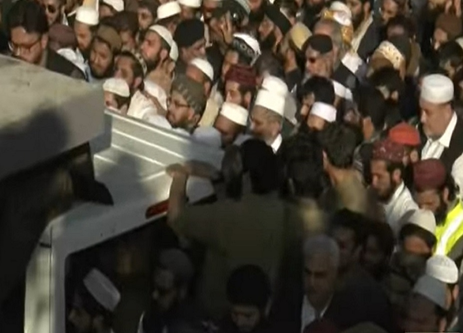 مولانا سمیع الحق کی نماز جنازہ کے مناظر