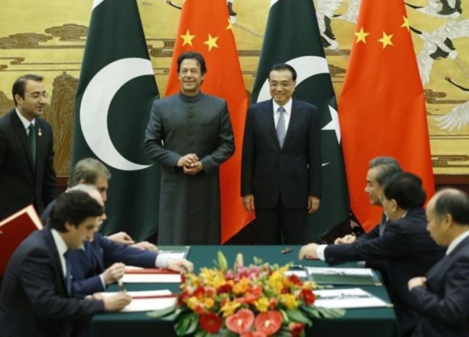 عمران خان کے دورہ چین کے موقع پر معاہدوں پر دونوں ممالک کے رہنماء دستخط کرتے ہوئے