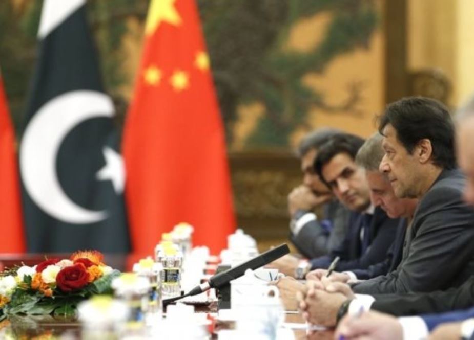 وزیراعظم عمران خان چین میں چینی قیادت سے مذاکرات کرتے ہوئے