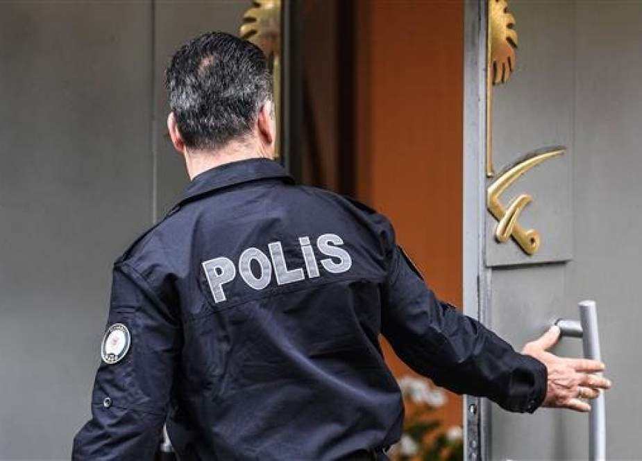 Turkish policeman stands in front of the door at the Saudi Arabian consulate in Istanbul.jpg