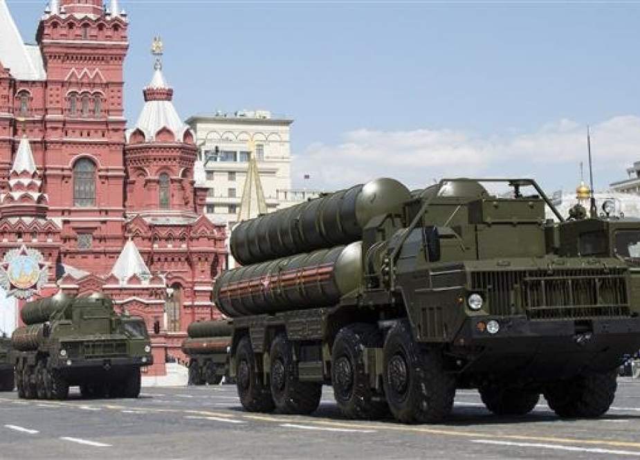 The photo taken on May 9, 2016 shows the S-300 missile defense systems in Red Square in Moscow, Russia. (Photo by AP)