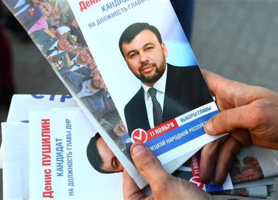 Election campaigners distribute campaign leaflets of Denis Pushilin, candidate for leadership of the self-proclaimed Donetsk Republic, on November 9, 2018. (Photo by AFP)