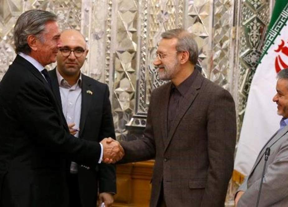 Brazilian Senator Fernando Collor de Mello (L) shakes hands with Iranian Parliament Speaker Ali Larijani in Tehran on November 10, 2018. (Photo by Icana)