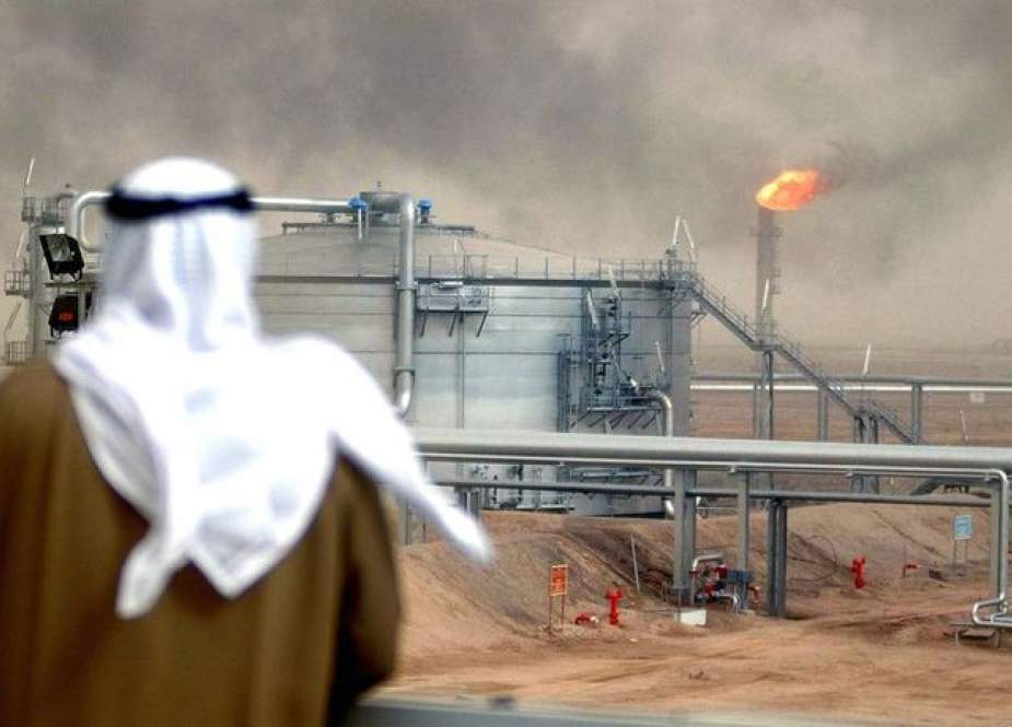 Saudi Arabia Mulls Cutting Oil Output by 1 Million bpd