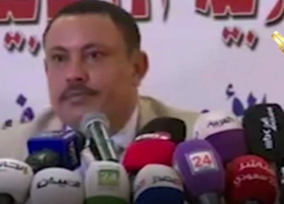 Journalist Throws Shoe at Dissident Yemeni Minister during Press Conference in Riyadh