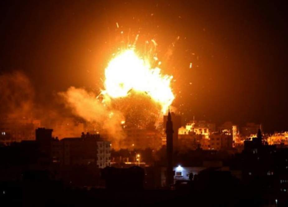 Gedung stasiun televisi yang dikelola Hamas Al-Aqsa di Gaza City terkena serangan udara militer Israel, Senin (12/11/2018). (AFP/Bashar Taleb/Kompas)