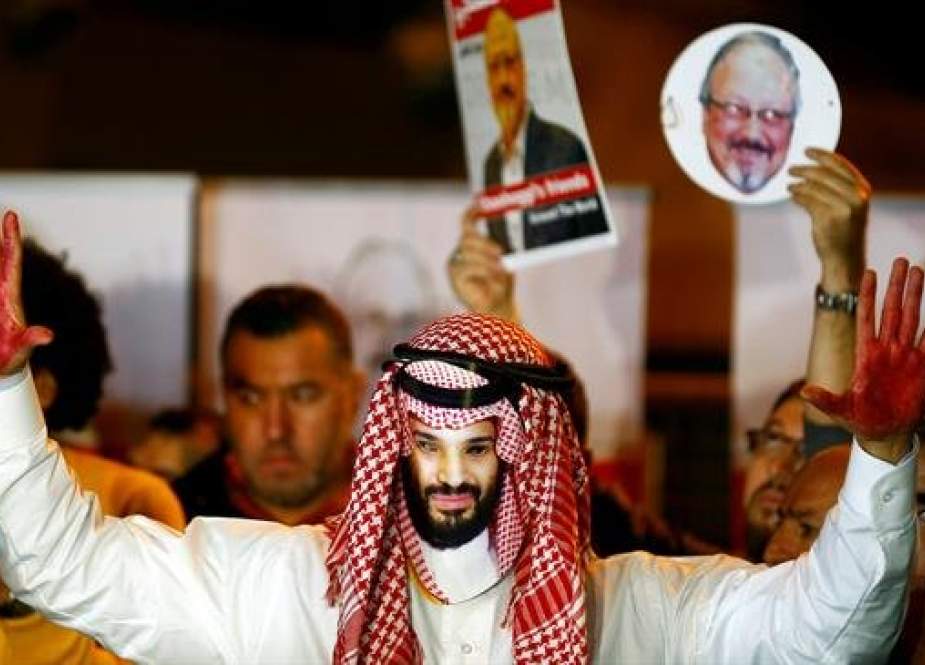 A demonstrator wearing a mask of Saudi Crown Prince Mohammed bin Salman attends a protest outside the Saudi consulate in Istanbul, Turkey, October 25, 2018. (Photo by Reuters)