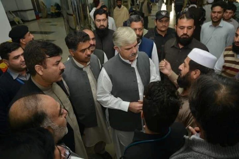وزیراعلٰی خیبر پختونخوا محمود خان کا پشاور میں خیبر ٹیچنگ ہسپتال کا اچانک دورہ