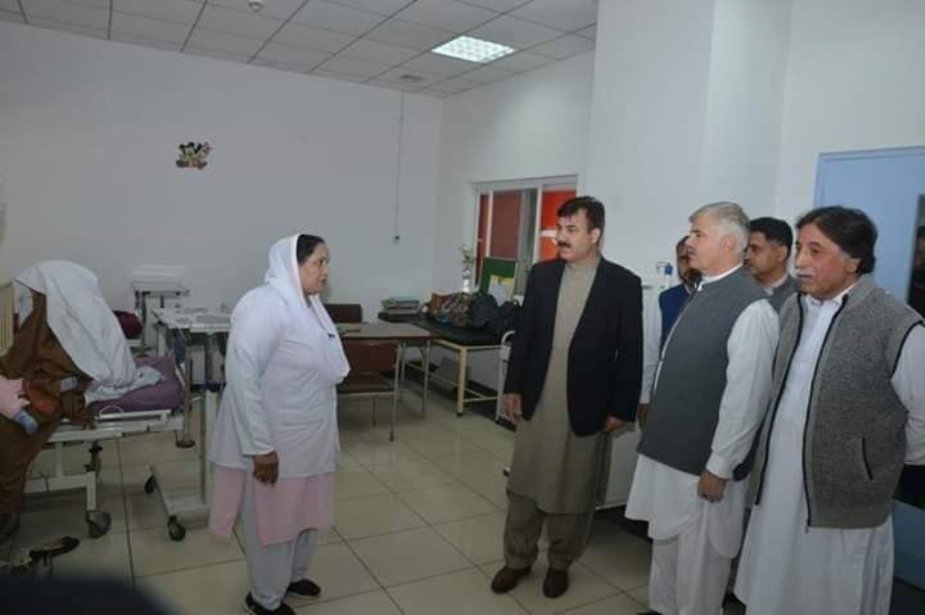 وزیراعلٰی خیبر پختونخوا محمود خان کا پشاور میں خیبر ٹیچنگ ہسپتال کا اچانک دورہ