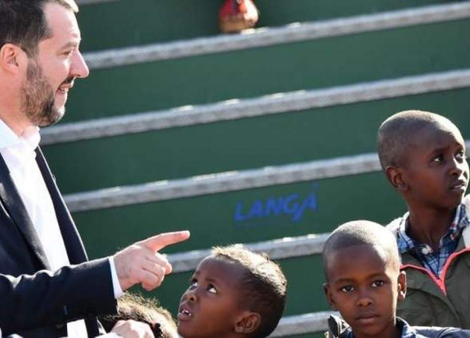 وزير الداخلية الإيطالي يستقبل 51 مهاجرا قدموا من النيجر