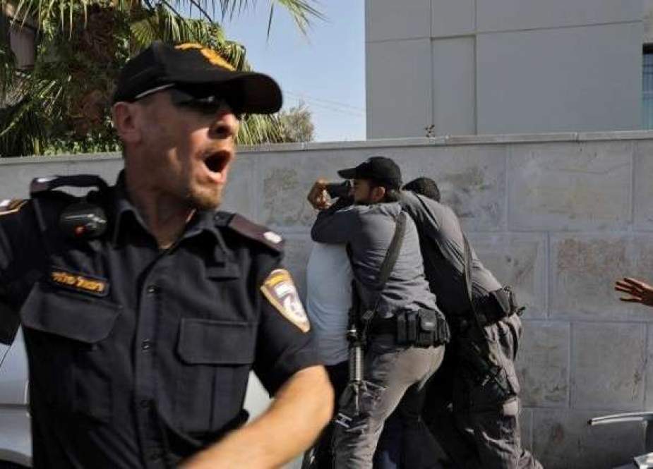 إصابتان بعملية طعن داخل مركز شرطة إسرائيلي في القدس