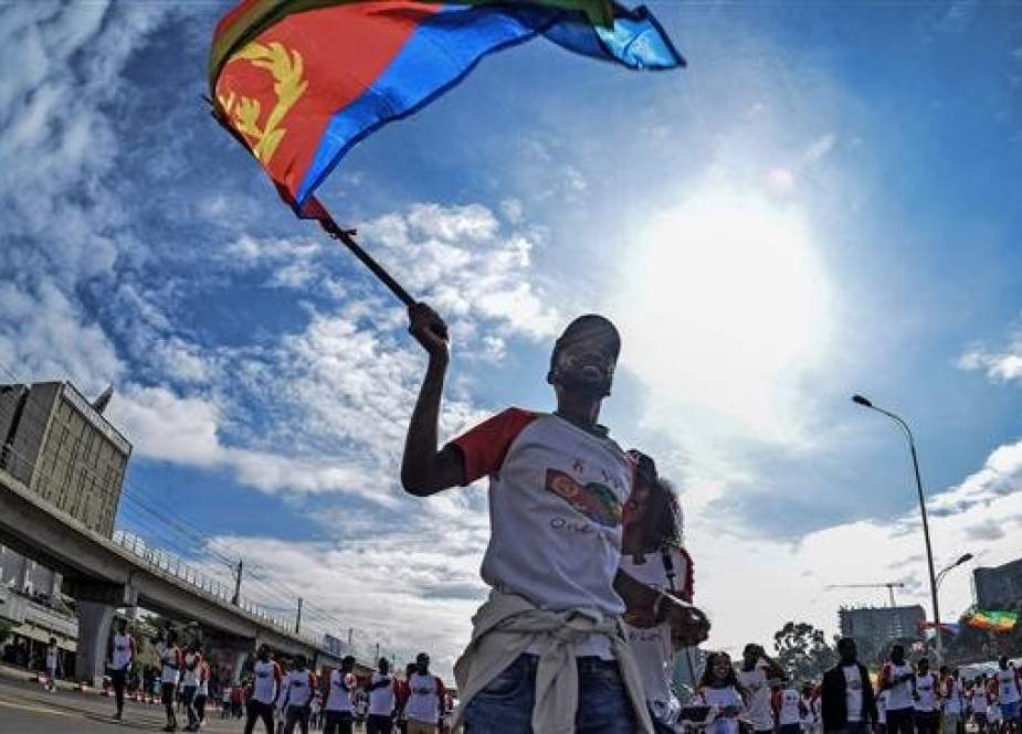 A runner holds Eritrea’s national flag during the first Ethiopia-Eritrea Peace and reconciliation Run (10 km) in Addis Ababa, Ethiopia, on November 11, 2018. (Photo by AFP)