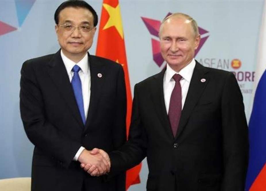 Chinese Prime Minister Li Keqiang, left, and Russian President Vladimir Putin meet in Singapore, on November 15, 2018. (Photo by Xinhua)