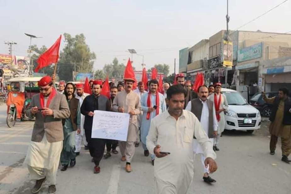 ڈی آئی خان میں عوامی نیشنل پارٹی کے زیراہتمام ایس پی طاہر داوڑ کی اغوائیگی اور قتل کے خلاف احتجاجی مظاہرہ کیا جا رہا ہے