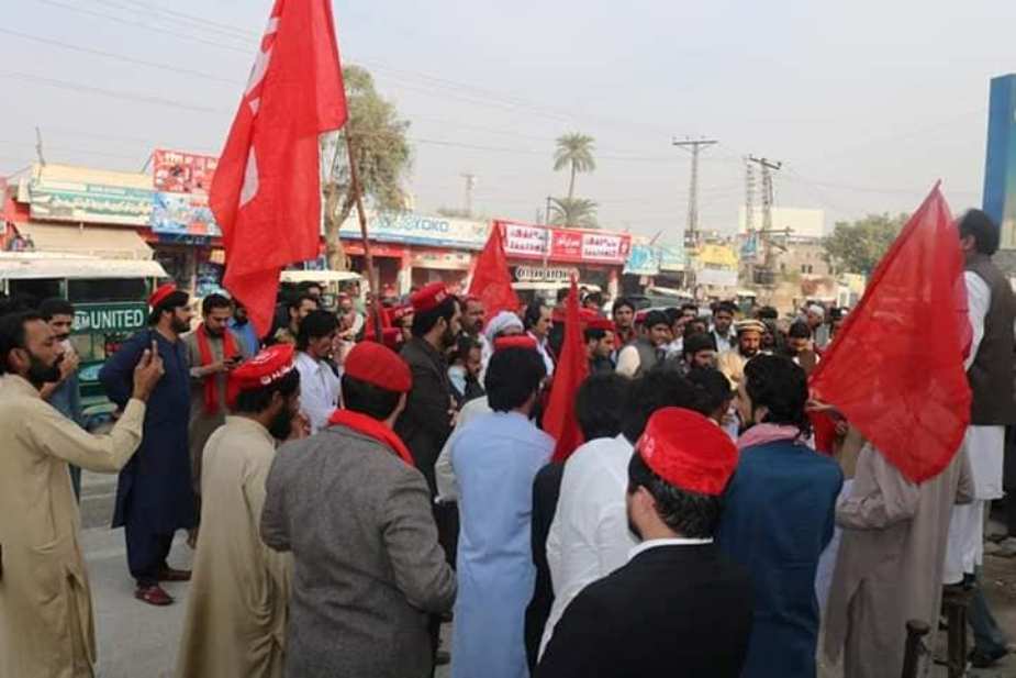 ڈی آئی خان میں عوامی نیشنل پارٹی کے زیراہتمام ایس پی طاہر داوڑ کی اغوائیگی اور قتل کے خلاف احتجاجی مظاہرہ کیا جا رہا ہے