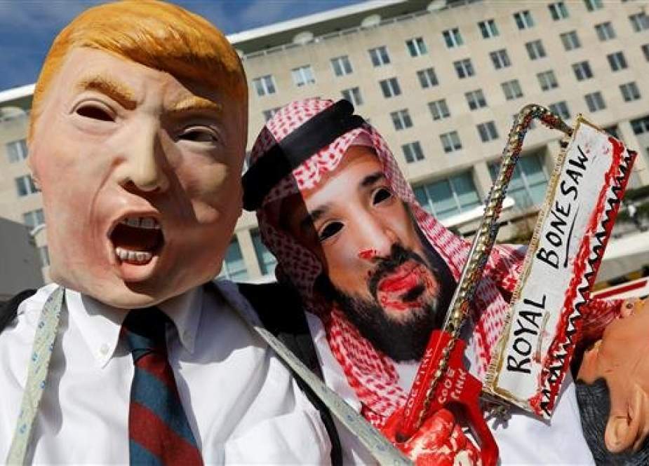 Activists dressed as US President Donald Trump and Saudi Crown Prince Mohammed bin Salman participate in a demonstration calling for sanctions against Saudi Arabia in front of the US State Department in Washington, October 19, 2018. (Photo by Reuters)