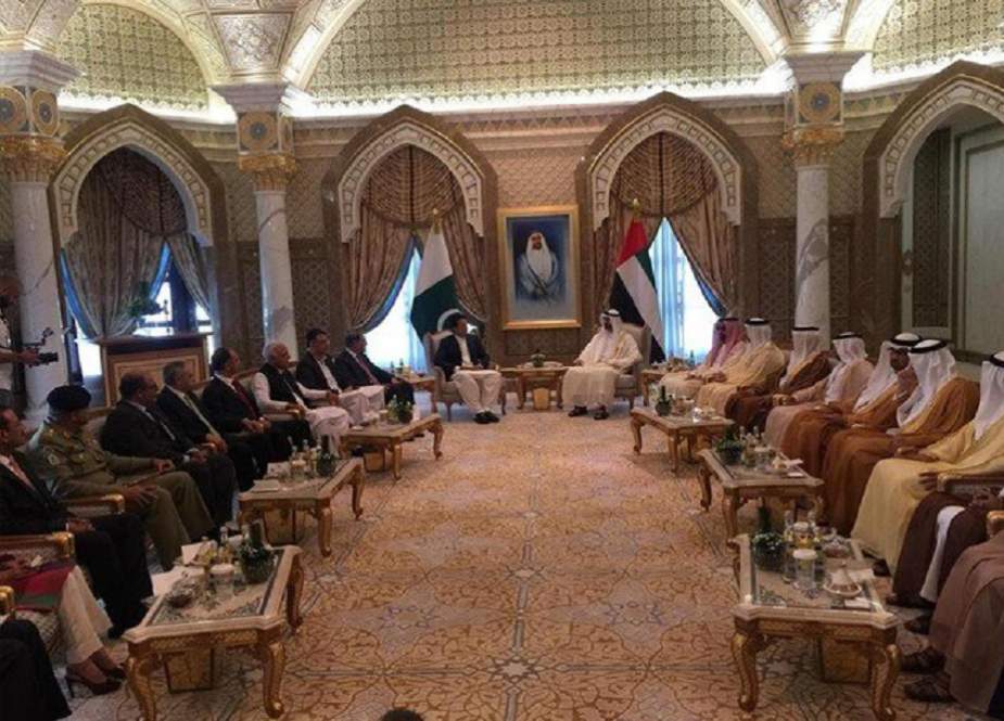 وزیراعظم متحدہ عرب امارات پہنچ گئے، اماراتی قیادت سے ملاقات