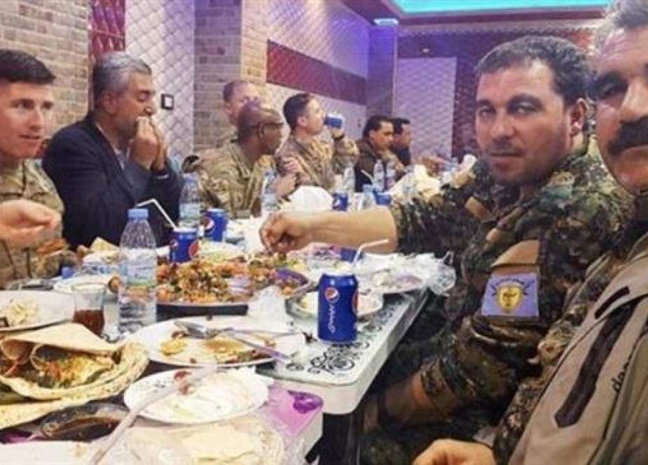 This picture dated November 11, 2018 shows US forces dining alongside Washington-backed Kurdish militants in the northern Syrian city of Manbij. (Photo by Hurriyet Daily News)