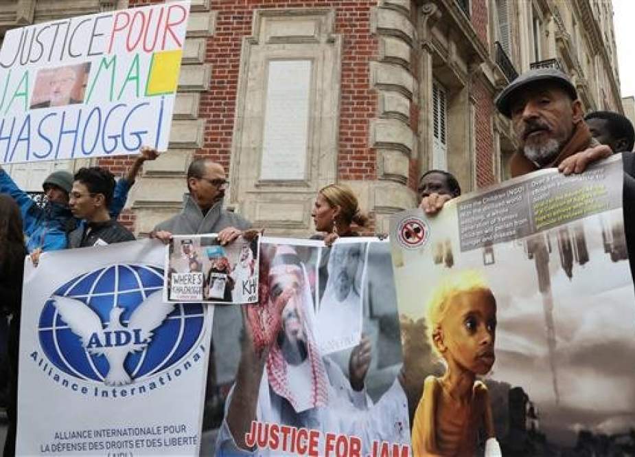 Protesters hold placards as they stage a protest outside the Saudi Arabian Embassy in Paris on October 26, 2018, after the assassination of journalist Jamal Khashoggi in Turkey. (Photo by AFP)