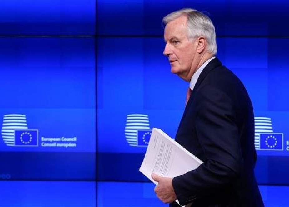 EU Brexit chief negotiator Michel Barnier holds the "draft agreement of the withdrawal of the United Kingdom of Great Britain and Northern Ireland from the European Union" as he arrives for a press conference at the European Council in Brussels on November 15, 2018. (AFP photo)