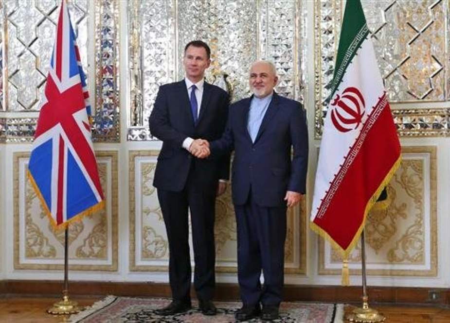British Foreign Secretary Jeremy Hunt (L) poses for a photo with Iranian Foreign Minister Mohammad Javad Zarif prior to their meeting at the Iranian Foreign Ministry in Tehran, Iran, on November 19, 2018. (Photo by IRNA)