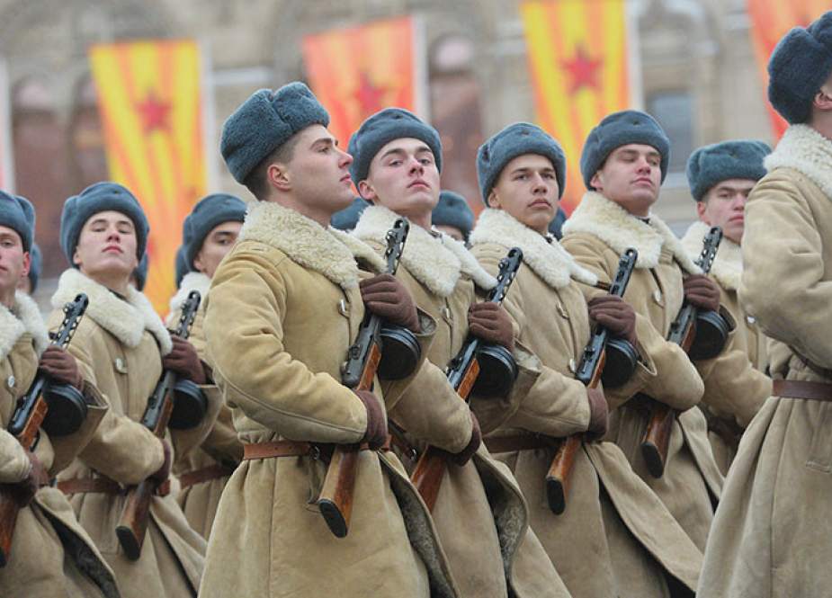 Russian servicemen dressed in historical uniforms take part in the military parade rehearsal at Red Square in Moscow on November 5, 2018. (Photo by AFP)