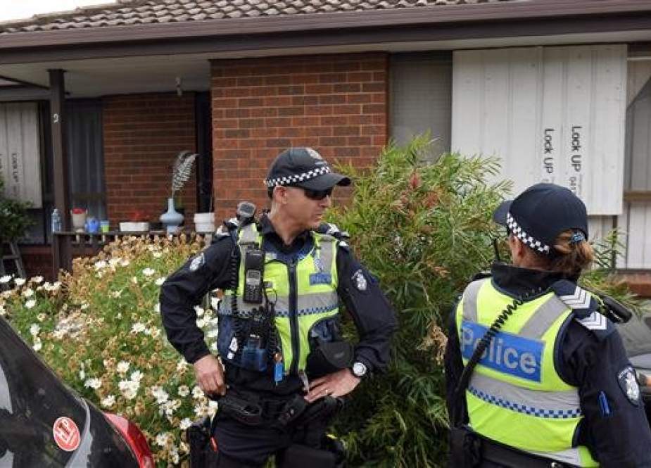 Police stand guard outside a house raided by police in the Melbourne suburb of Dallas, Australia, on November 20, 2018. (Photo by AFP)