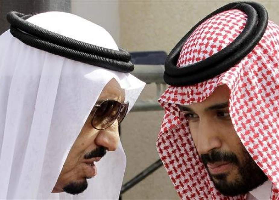 Saudi King Salman bin Abdulaziz Al Saud (L) and his son, Crown Prince Mohammed bin Salman