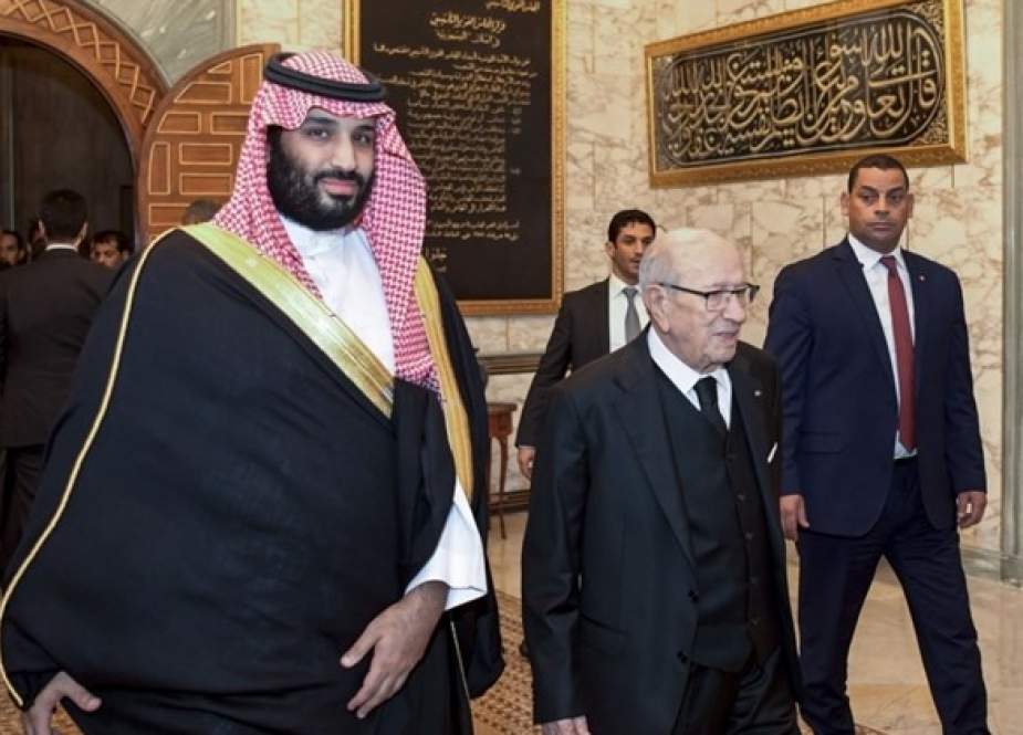 Tunisian President Beji Caid Essebsi (C) receives Saudi Arabia