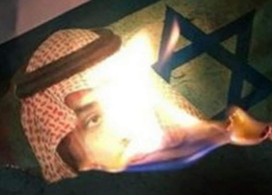 بحرینی‌های خشمگین تصویر «بن‌سلمان» را آتش زدند