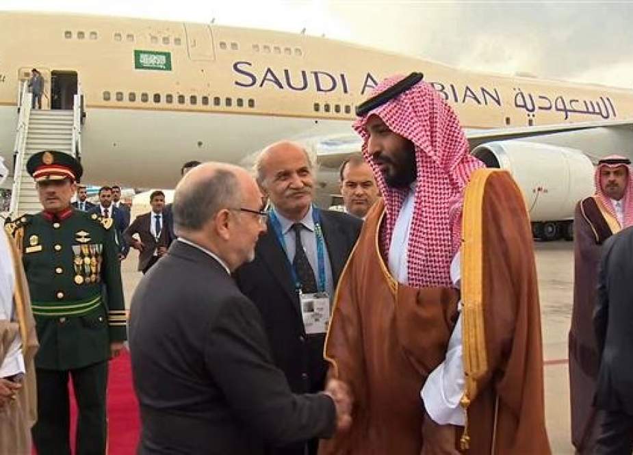 This image grab from a handout video released by the Saudi Broadcast Authority on November 28, 2018 shows Argentinian Foreign Minister Jorge Marcelo Faurie (L) welcoming Saudi Crown Prince Mohammed bin Salman at an airport on the outskirts of Buenos Aires. (Photo by AFP)
