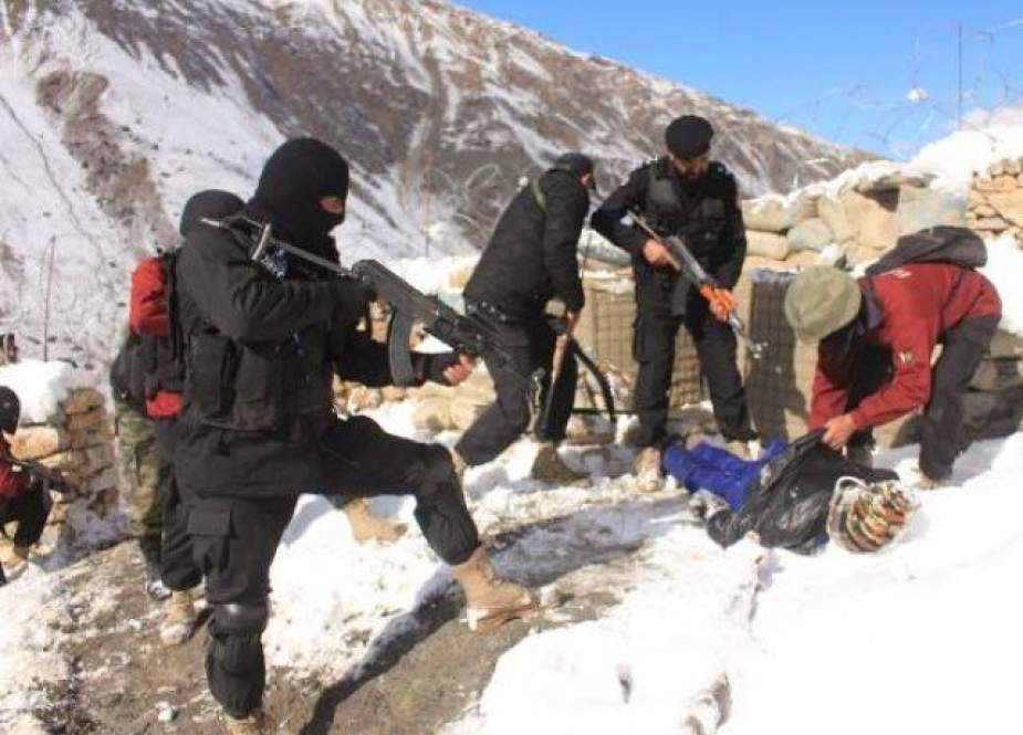 چترال پولیس کی برف پوش پہاڑوں میں دہشتگردوں سے نمٹنے کی مشقیں